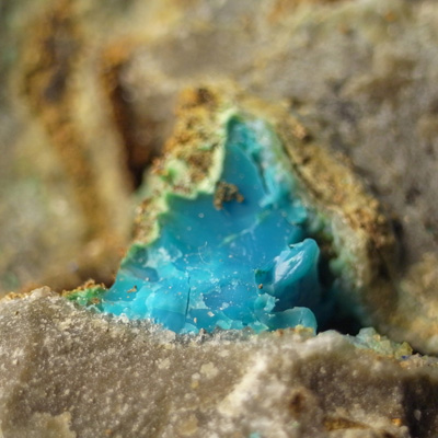 38 - Chrysocolla - 3 x 3 mm.